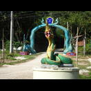 Viele Dörfer haben Bögen über ihrer Zufahrt